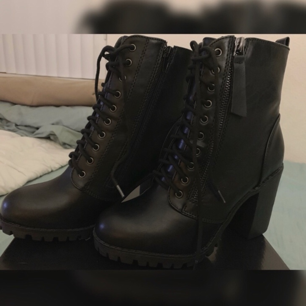Black chunky combat boots! Only worn twice!! 7.5